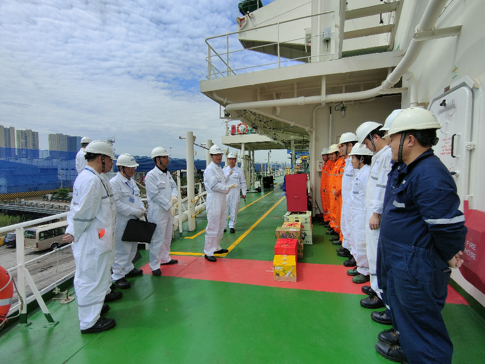 省港口集團(tuán)總經(jīng)理、黨委副書記王洪濤赴“江遠(yuǎn)濱州”輪開展節(jié)日慰問并督查安全生產(chǎn)
