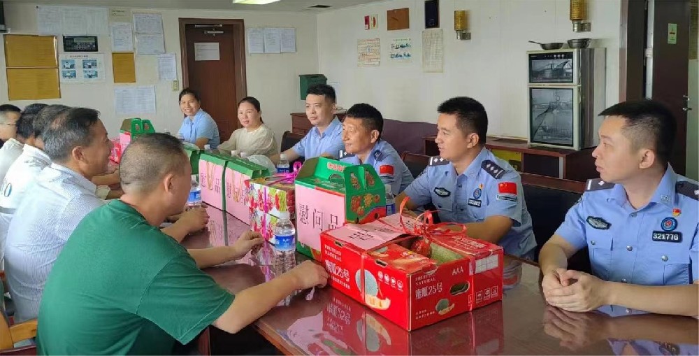 端午情深送溫暖 船岸同心筑和諧 廣西防城邊檢與互錦物流聯合慰問“江遠泰州”輪