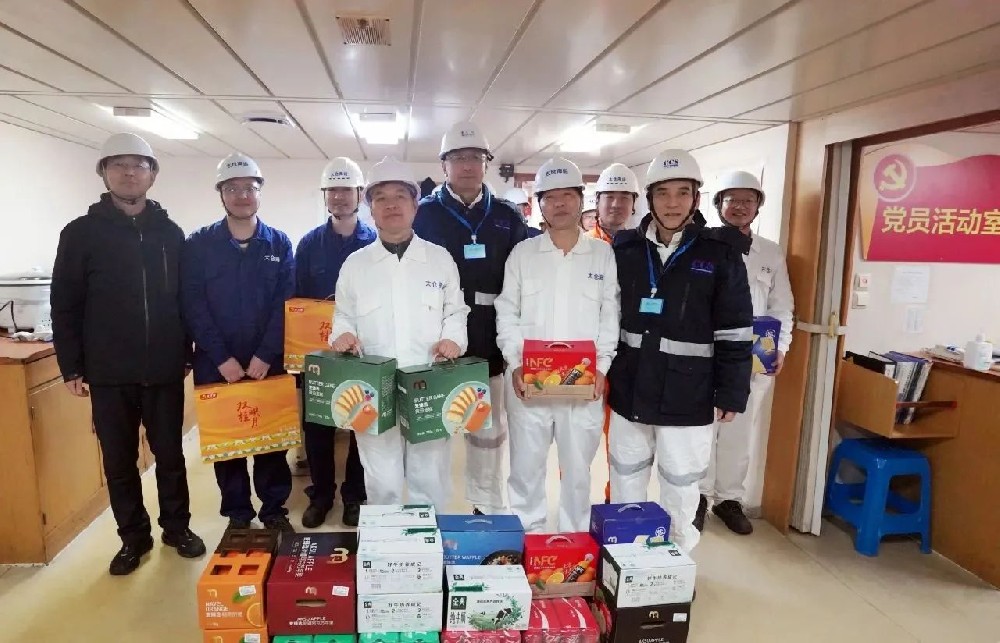 中國(guó)船級(jí)社總裁孫峰春節(jié)登輪慰問并進(jìn)行座談交流