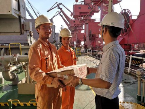 公司領(lǐng)導(dǎo)慰問奮戰(zhàn)高溫一線船員