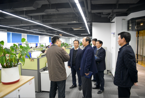 省港口集團(tuán)王永安董事長對江蘇遠(yuǎn)洋新世紀(jì)進(jìn)行調(diào)研