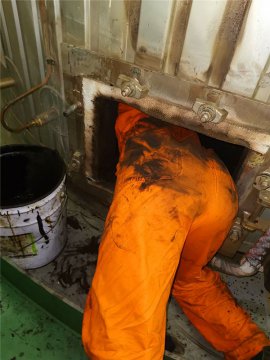 用汗水匯聚江蘇遠洋發(fā)展源泉 ——“江遠遠瑞”輪1915航次冒高溫進行主機保養(yǎng)