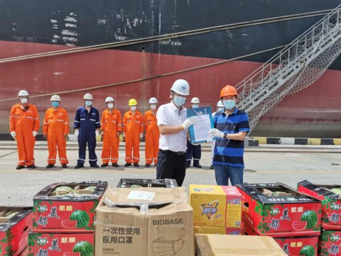 省港口集團(tuán)工會(huì)主席章俊一行慰問(wèn)江蘇遠(yuǎn)洋一線船員