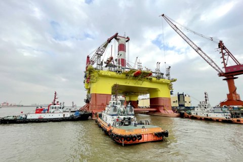 江蘇省港口集團(tuán)蘇港航務(wù)公司圓滿完成中國(guó)首艘中深水半潛式鉆井平臺(tái)拖帶任務(wù)