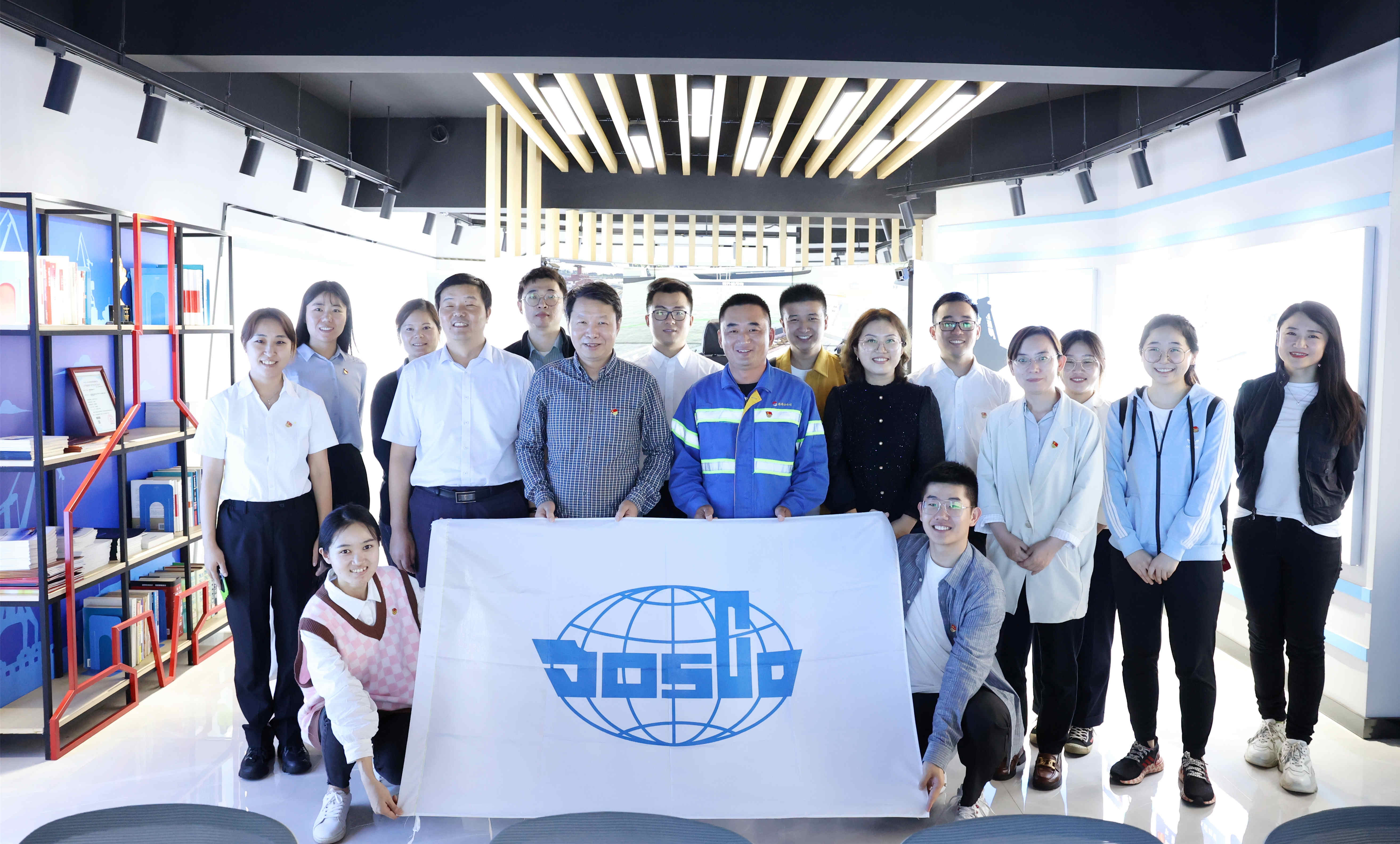 學(xué)習(xí)永遠(yuǎn)在路上 江蘇遠(yuǎn)洋宣傳系統(tǒng)赴張家港港參觀交流