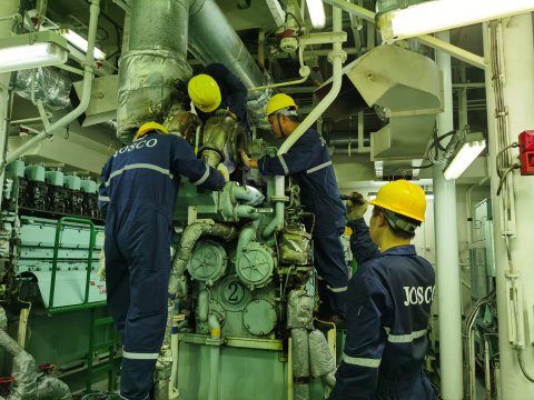 “兩在兩同”建新功，遠(yuǎn)洋一線(xiàn)黨旗紅 | 一場(chǎng)與八級(jí)海上風(fēng)暴的“終極賽跑”