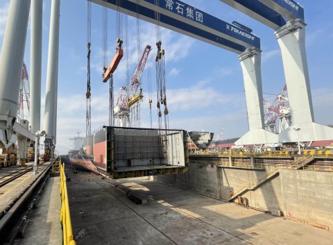 江蘇遠洋1100箱位新型節(jié)能集裝箱船開始龍骨鋪裝
