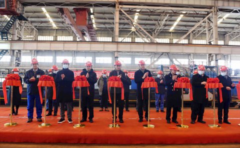 全省首艘！江蘇遠(yuǎn)洋120標(biāo)箱內(nèi)河純電池集裝箱船開(kāi)建