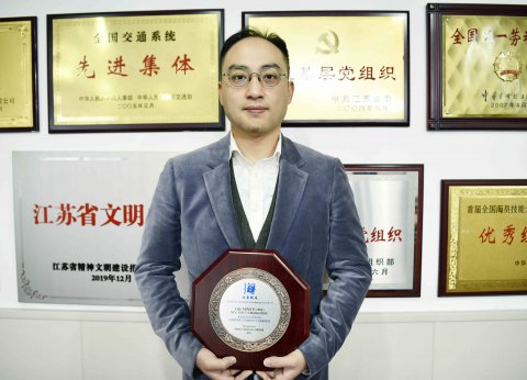 喜報(bào)！“江遠(yuǎn)常州”輪船長(zhǎng)繆燚獲香港海事處“海員戰(zhàn)疫”獎(jiǎng)